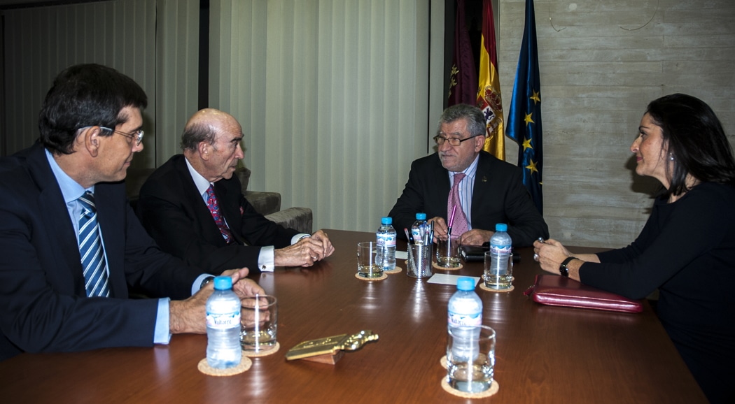 El consejero de Educación, Cultura y Deportes conoce la labor de la Fundación Globalcaja Horizonte XXII