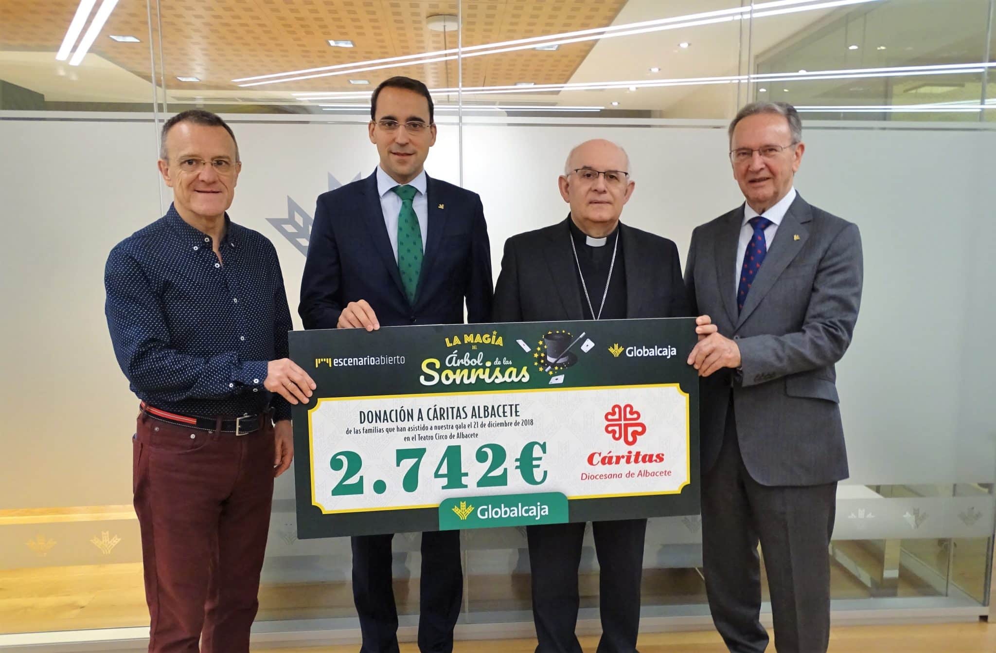 Cáritas de Albacete recibe de Globalcaja la recaudación del espectáculo solidario «La Magia del Árbol de Las Sonrisas»