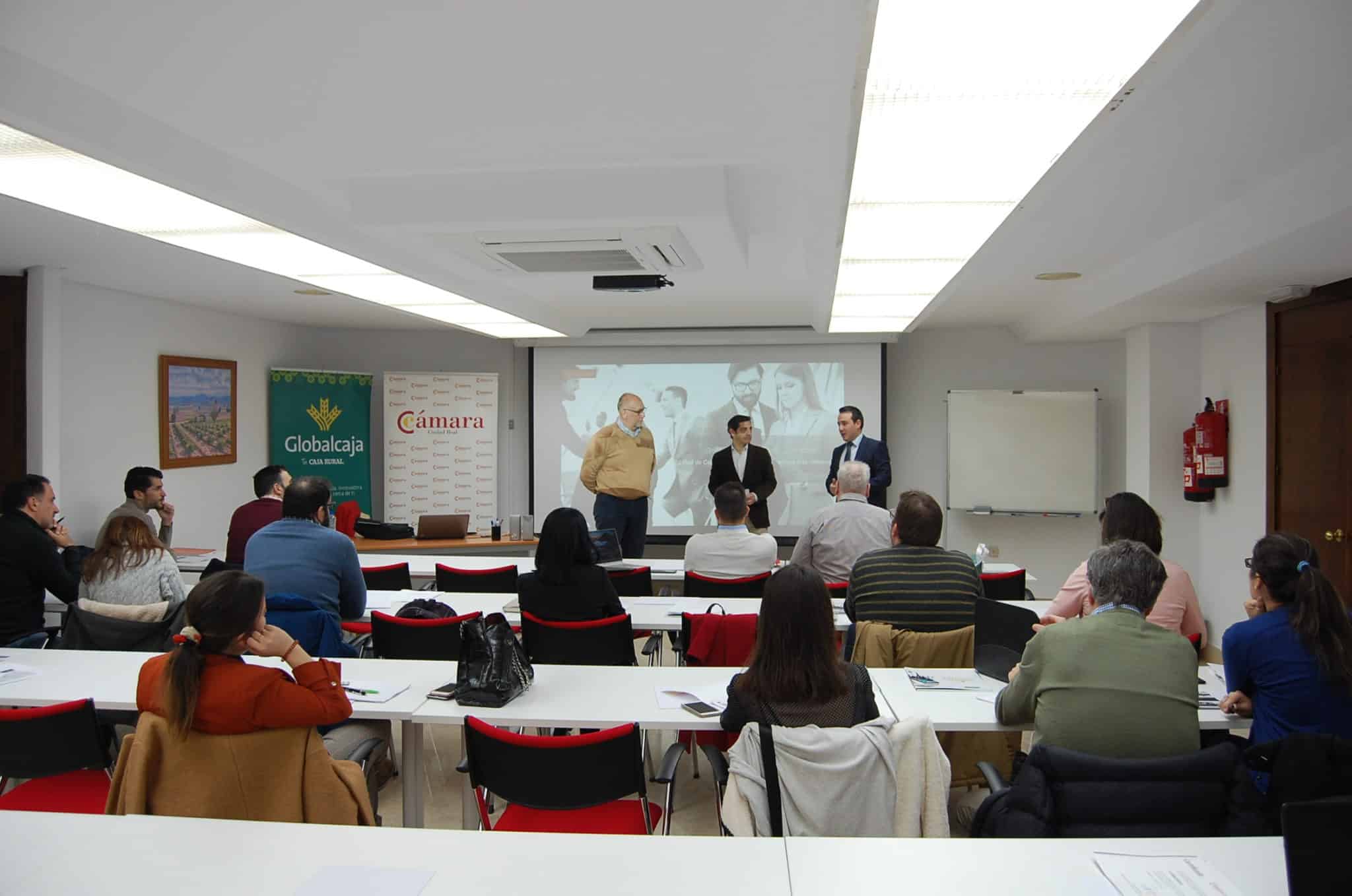 Globalcaja y la Cámara trasladan a las empresas de la provincia claves para la gestión de contactos internacionales