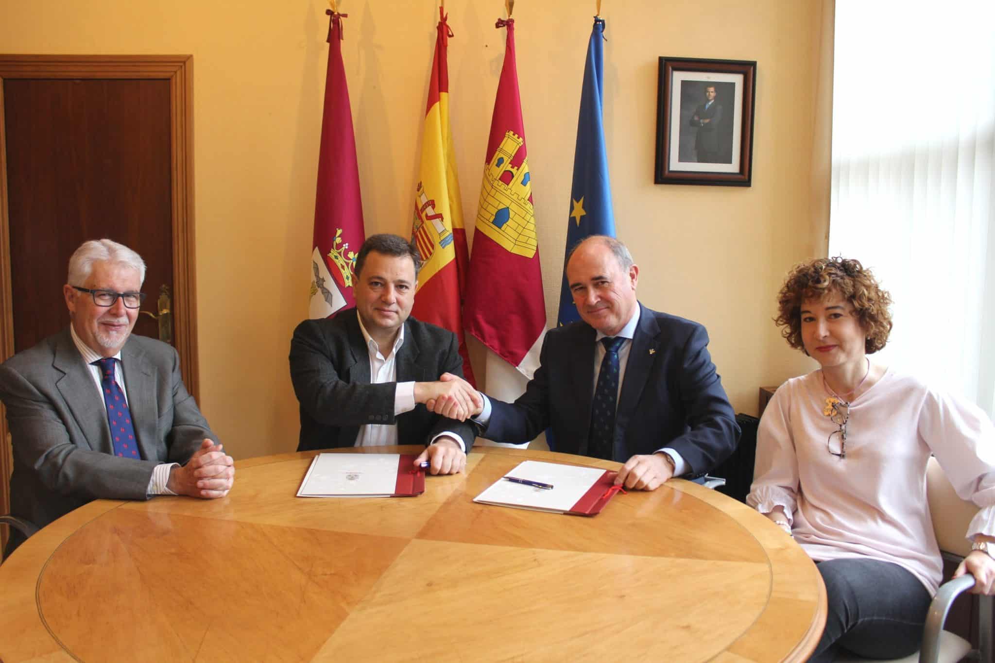 El alcalde firma un convenio con la Fundación Globalcaja para desarrollar el proyecto ‘Programación cultural 2019’ en Albacete