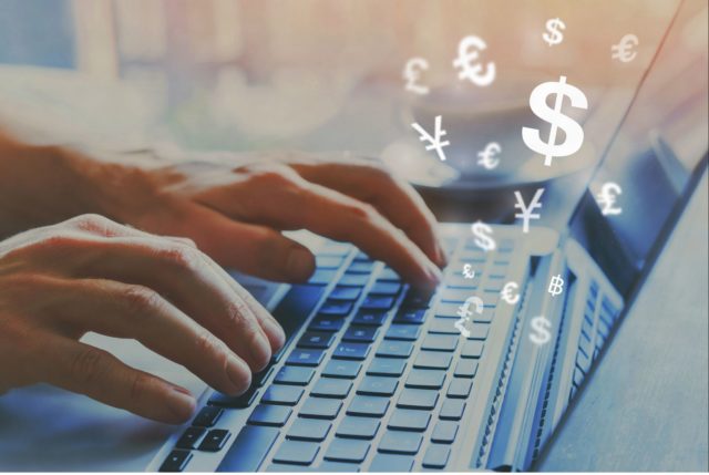 Manos sobre un teclado