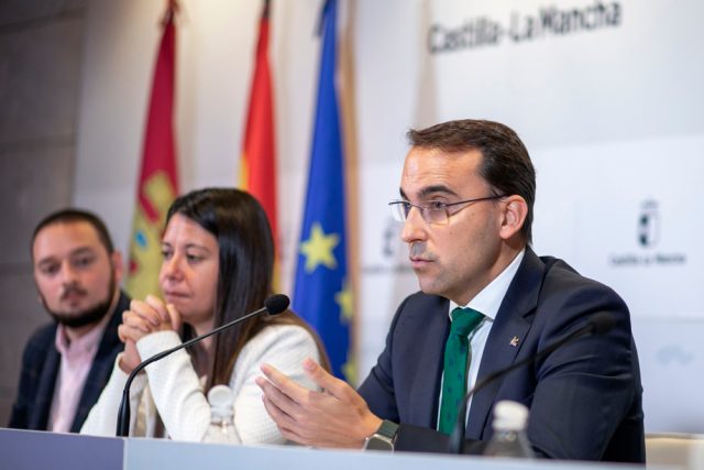 El director general de Globalcaja formaliza con la alcaldesa de Mira y el alcalde de Letur, ante la consejera de Bienestar Social, la donación realizada por la entidad. 