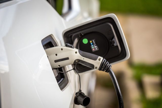 Vehículo eléctrico recargando.